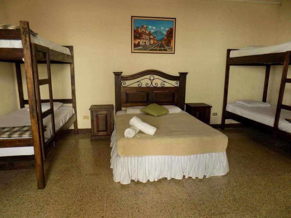 Posada De San Carlos Del Parque 危地马拉安地瓜 外观 照片